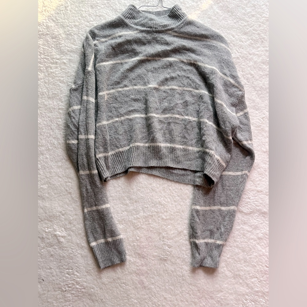 WOMENS H&M GREY STRIPED FLOWY CROP SWEATER